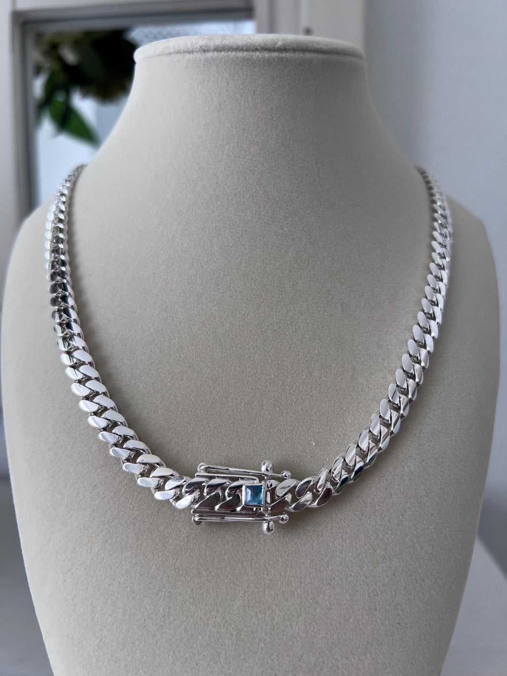 Blue topaz clasp detail