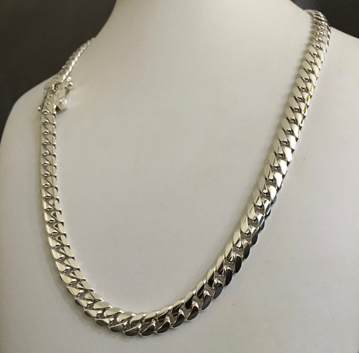 Chain clasp detail