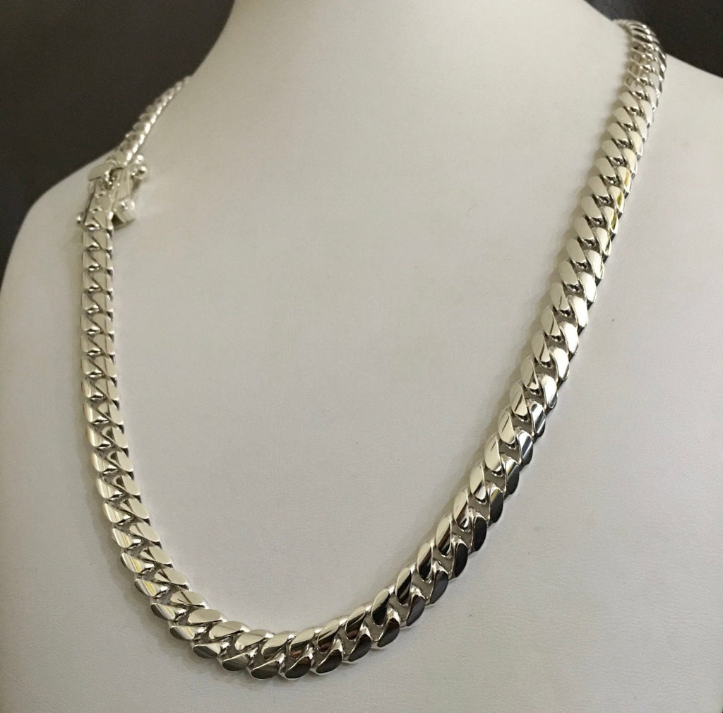 Chain clasp detail