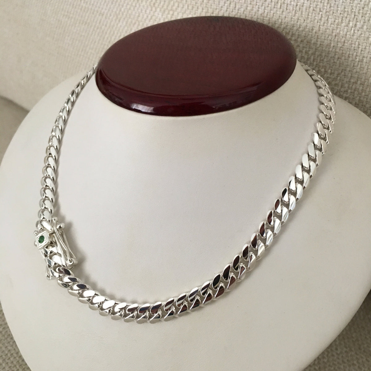 Emerald clasp detail