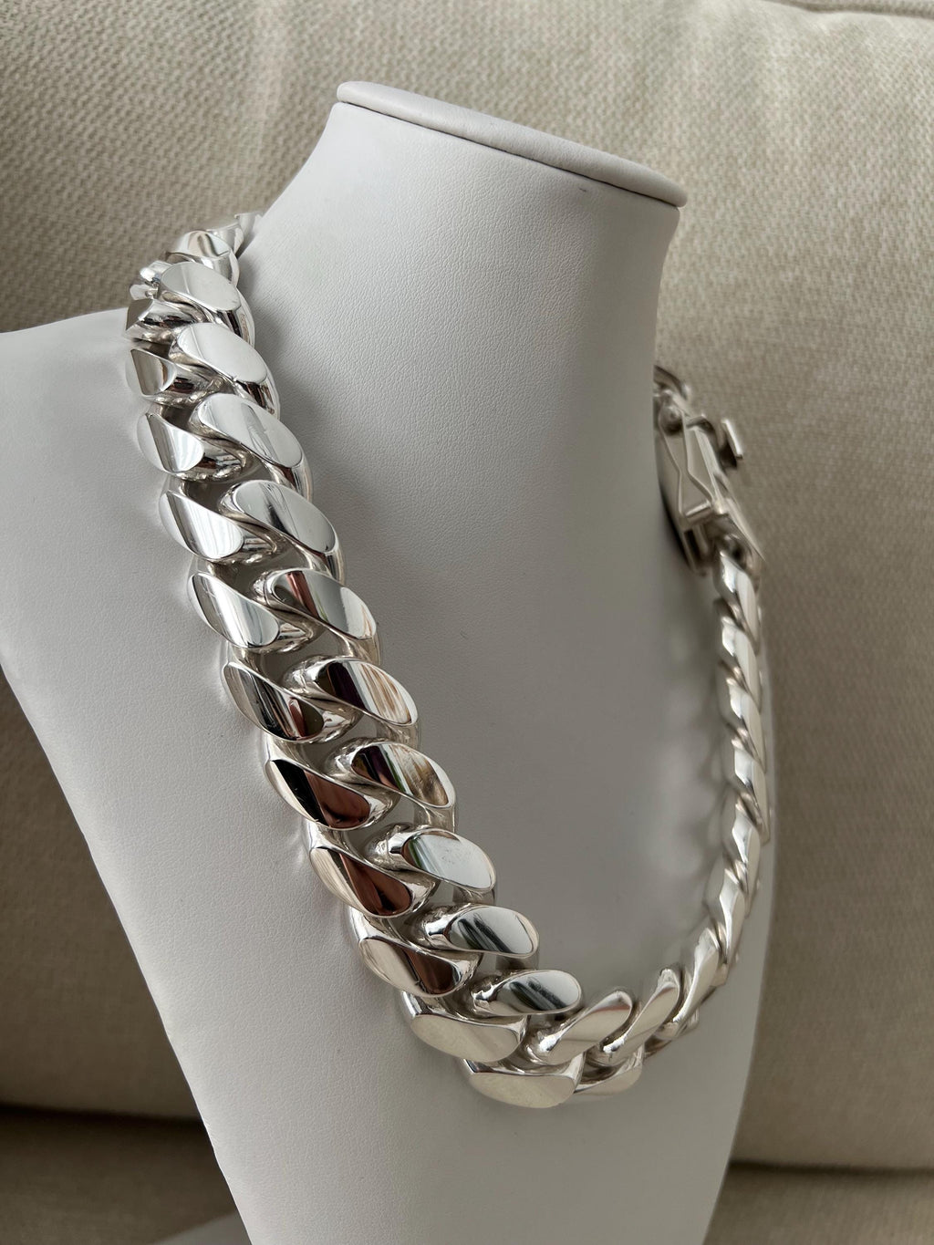 Heavy silver links detail