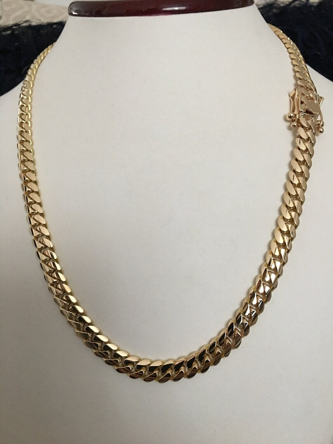 Gold clasp detail