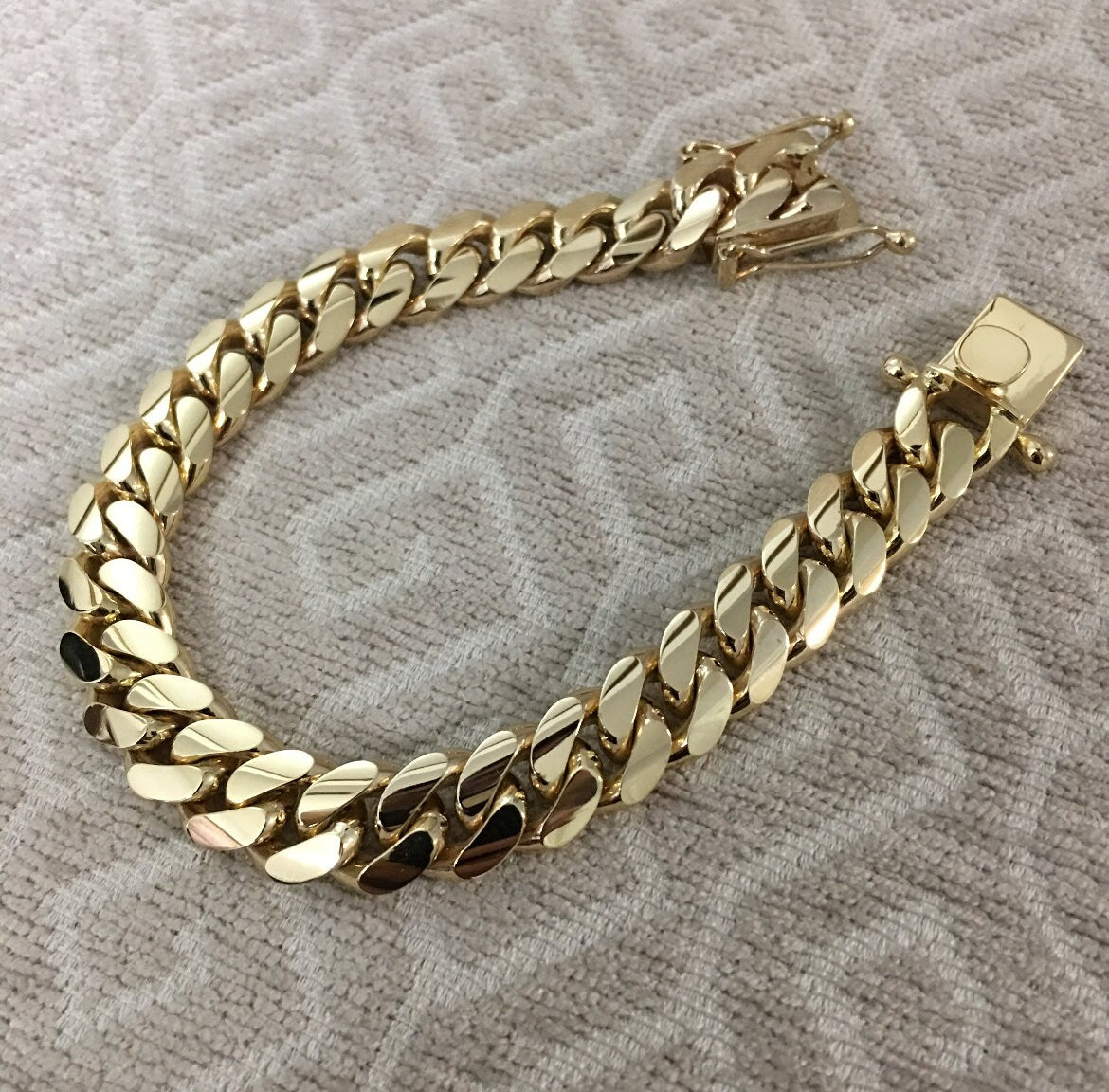 Gold clasp detail