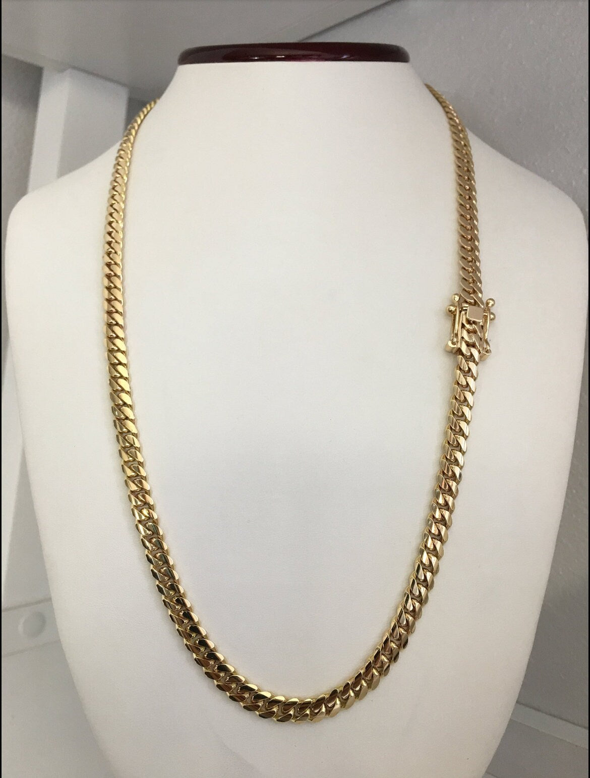 Gold clasp detail
