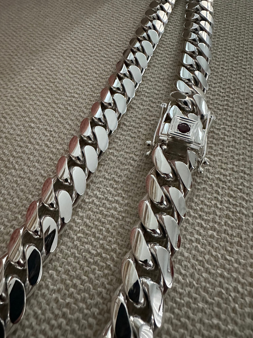 Heavy links close up
