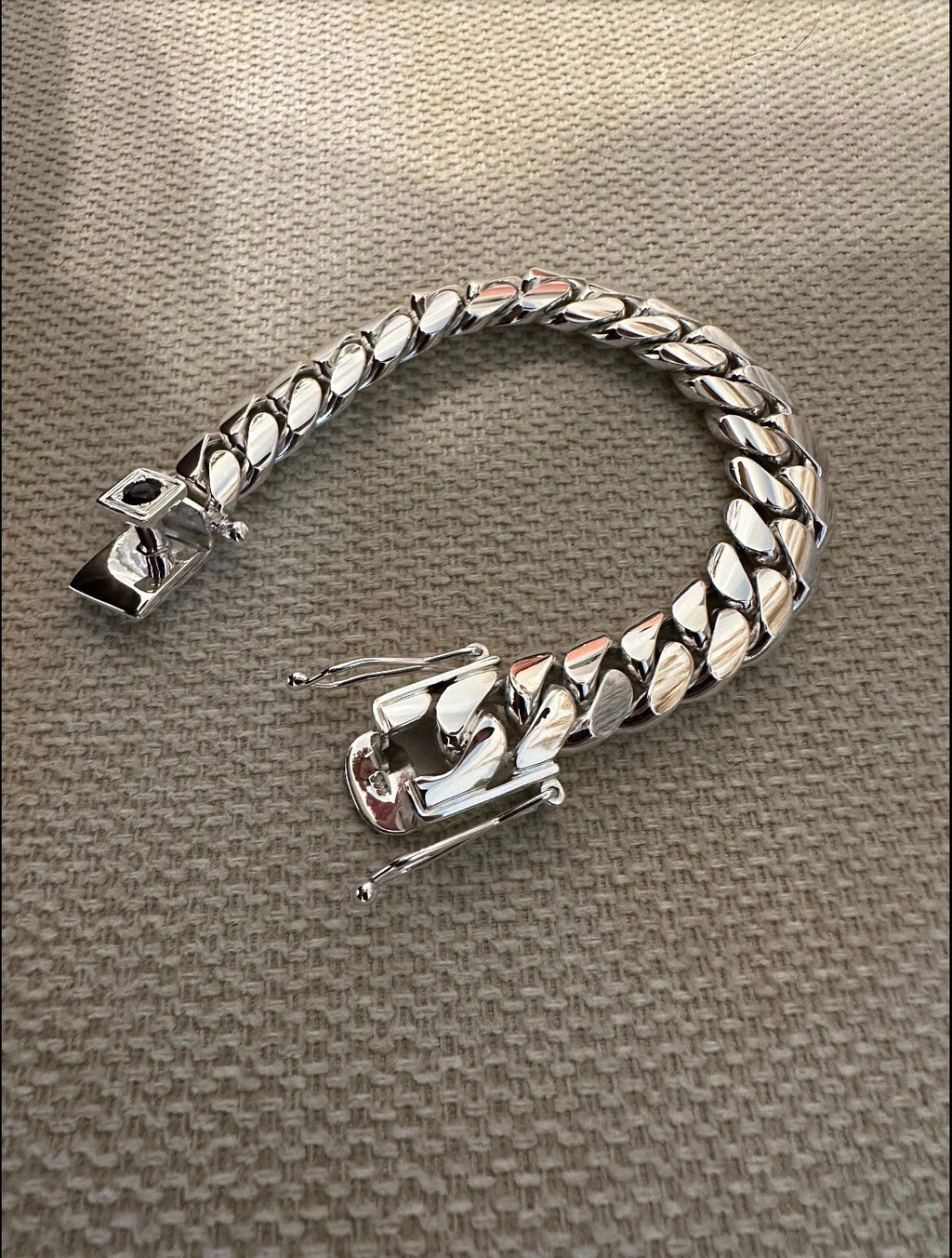 Sapphire lock detail