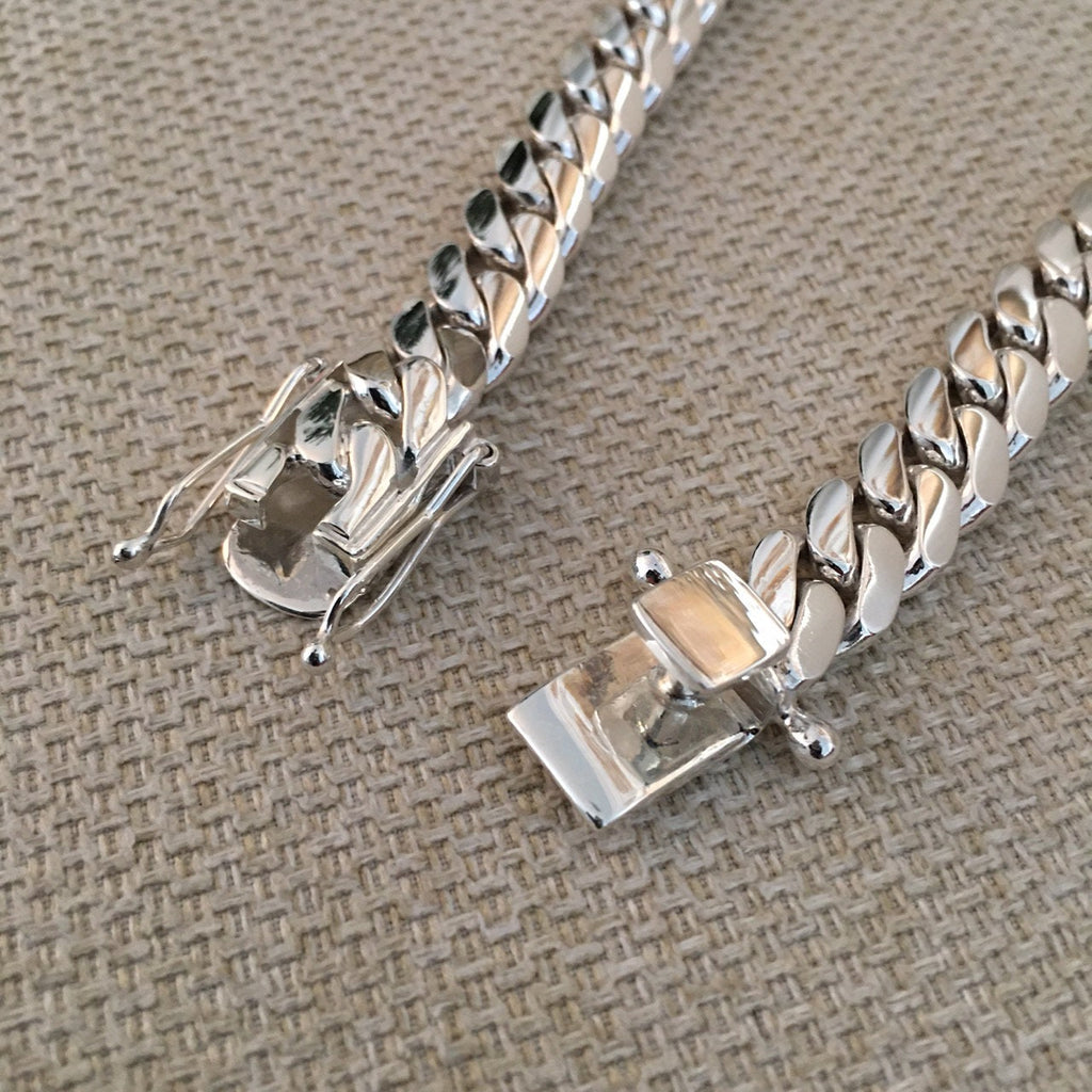 Necklace lock detail