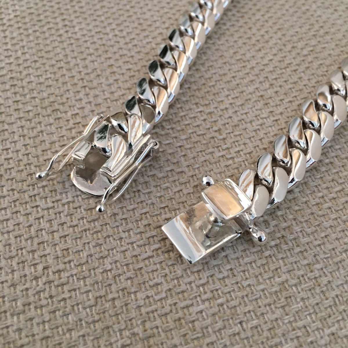 Necklace lock detail
