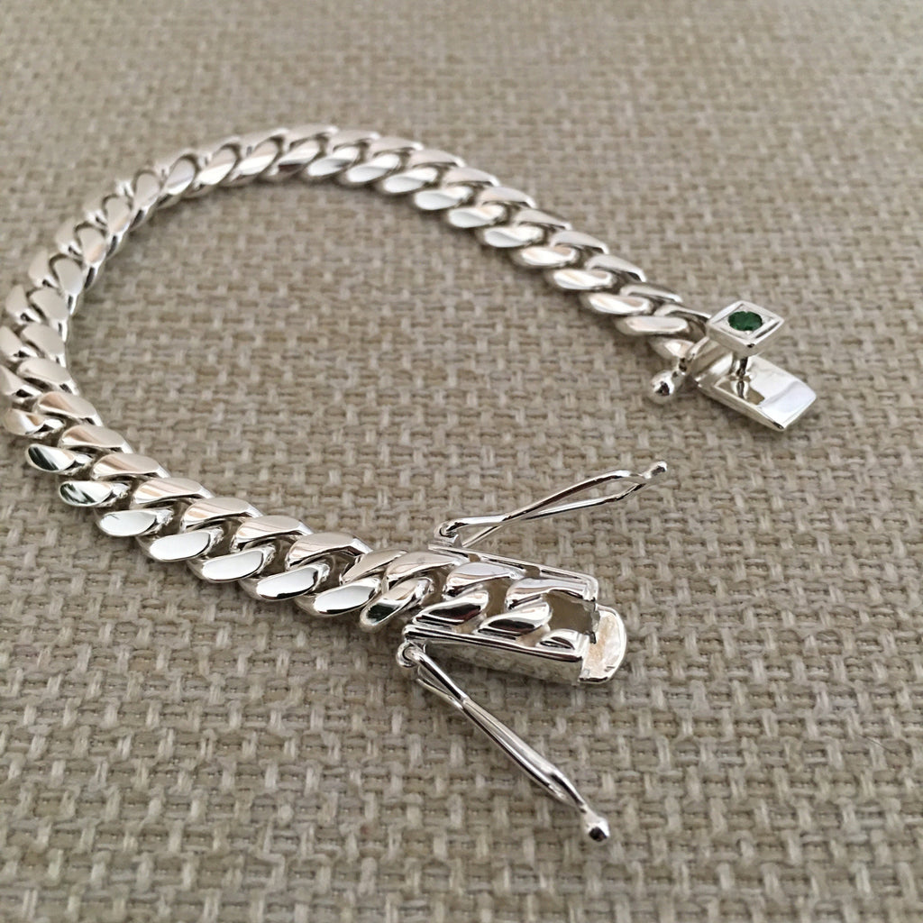 Emerald clasp detail
